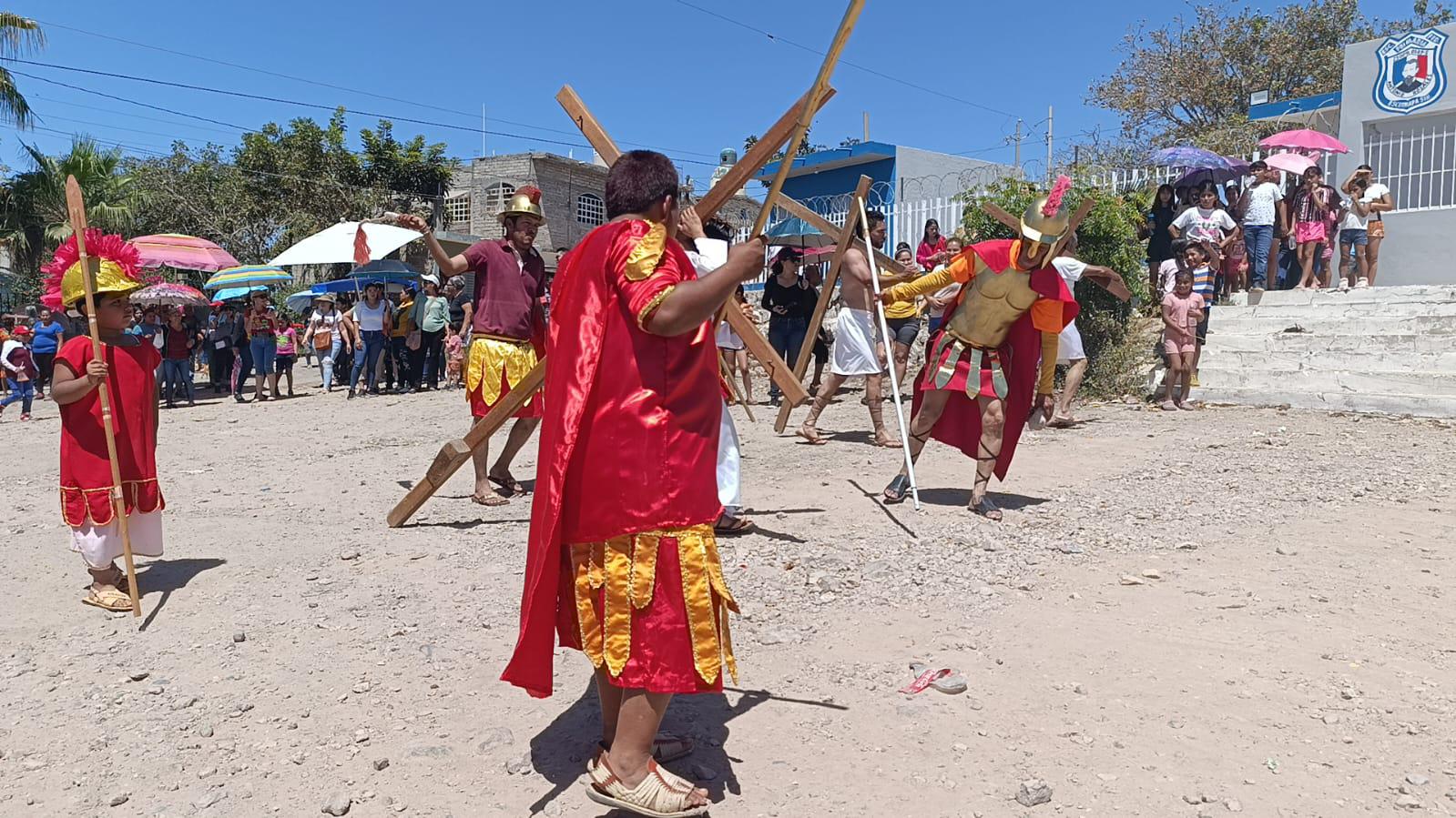 $!Con fervor recrean Viacrucis viviente en Escuinapa