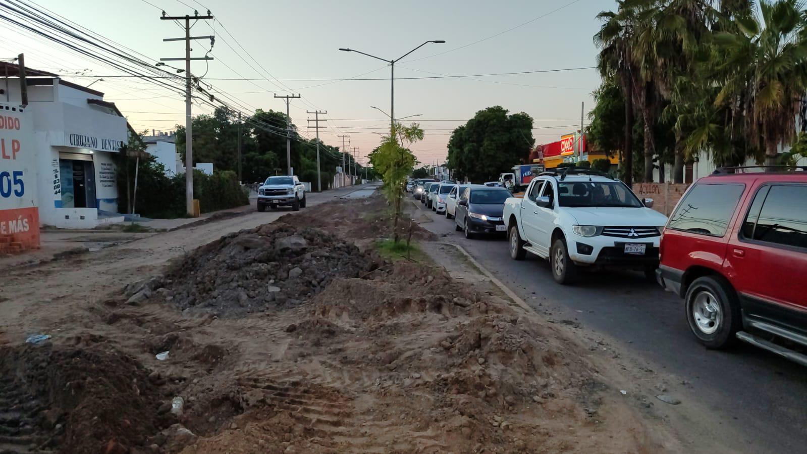 $!Imposible circular por calles y avenidas de Mazatlán; ahora ‘ahorcan’ el crucero de Santa Rosa y Mazatlán