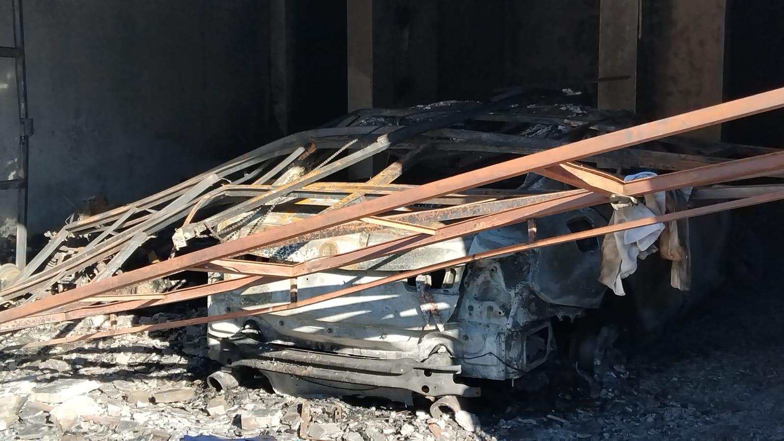 $!Así quedó la casa que atacaron e incendiaron el domingo en Colinas del Rey, en Culiacán