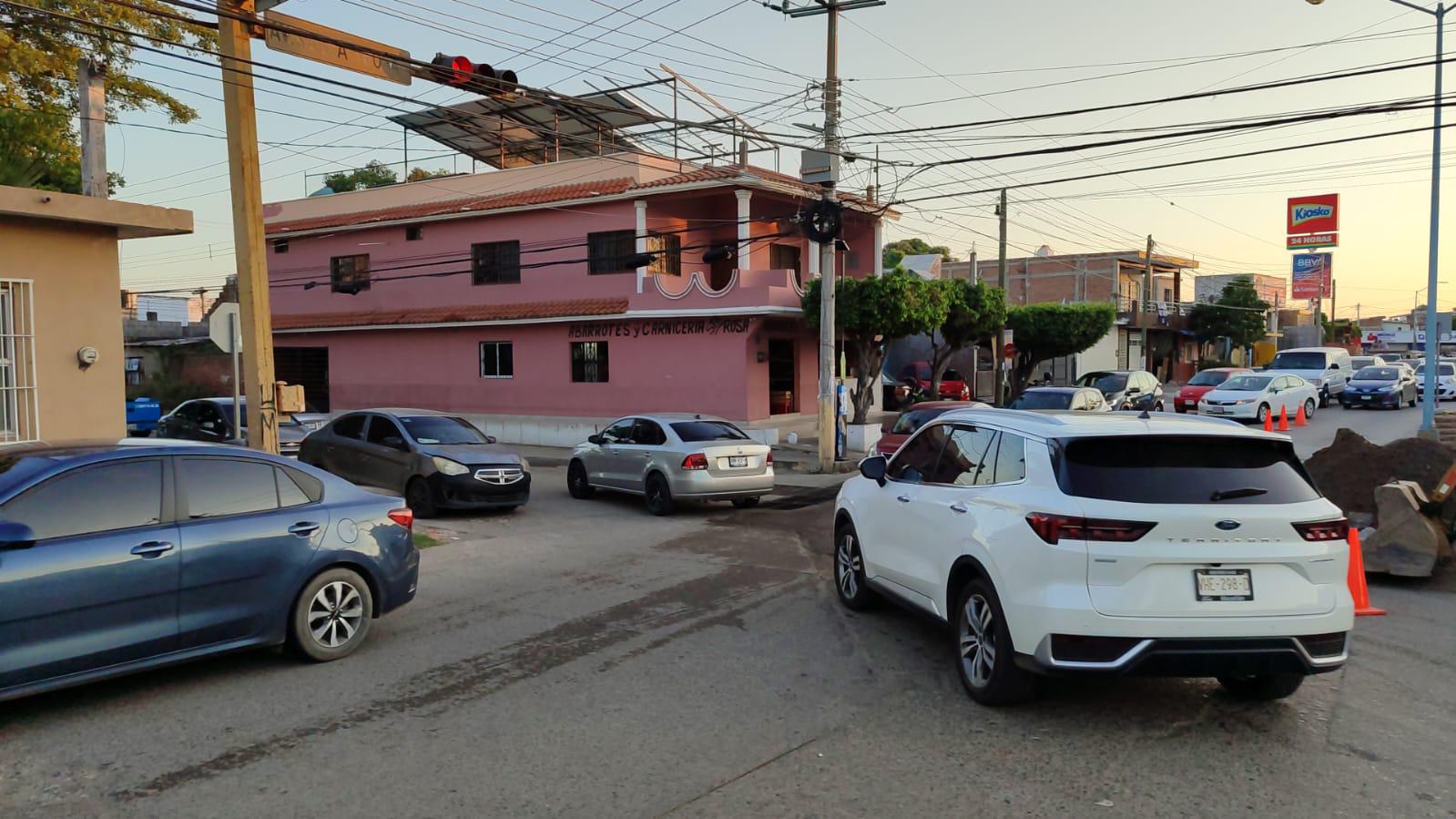 $!Imposible circular por calles y avenidas de Mazatlán; ahora ‘ahorcan’ el crucero de Santa Rosa y Mazatlán