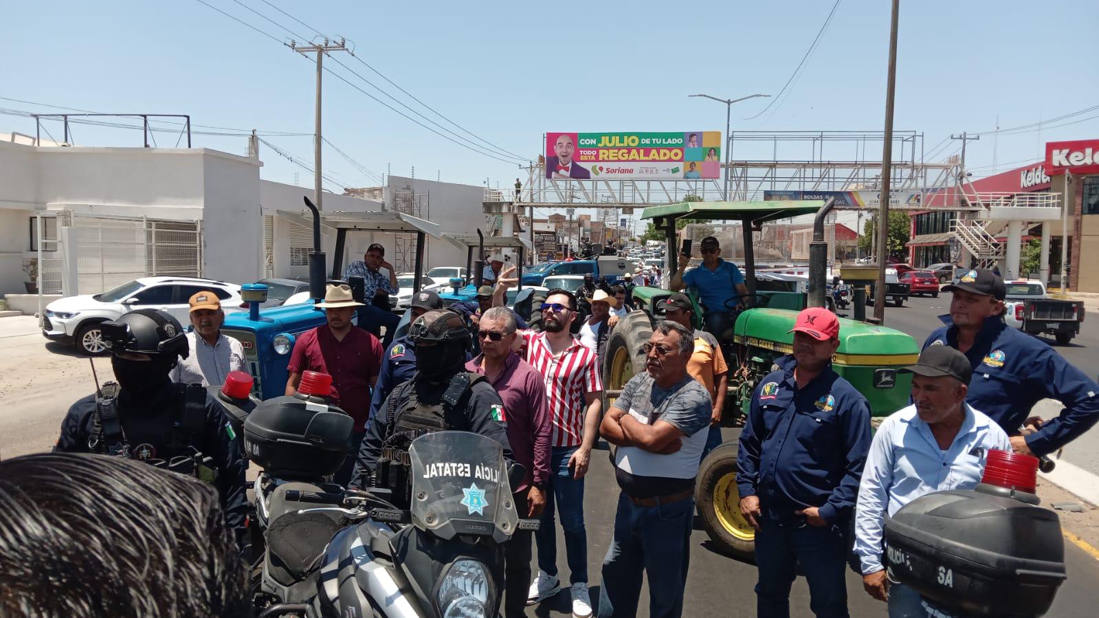 $!Mantienen policías bloqueos en la ‘Maquío’, Gas Valle y Las Torres en Culiacán, por productores