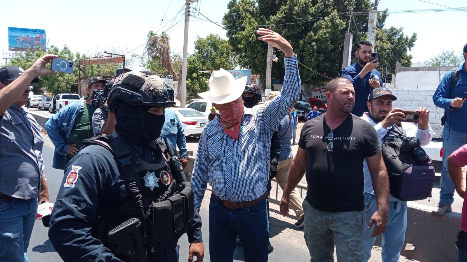 $!Mantienen policías bloqueos en la ‘Maquío’, Gas Valle y Las Torres en Culiacán, por productores