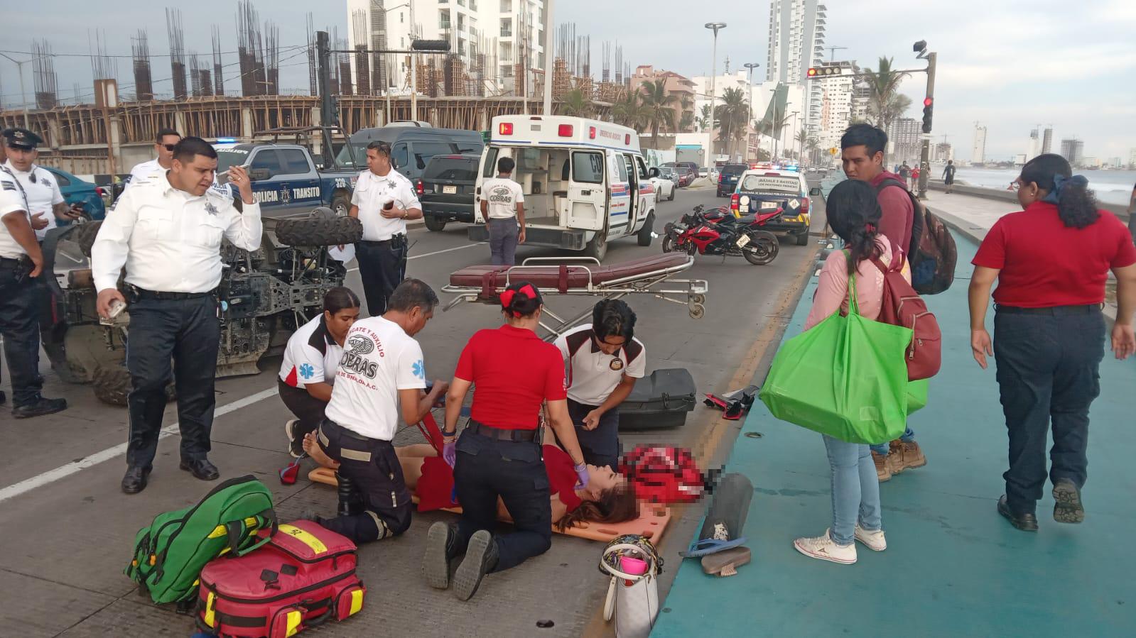 $!Choque entre motos deja tres lesionados en el Malecón de Mazatlán