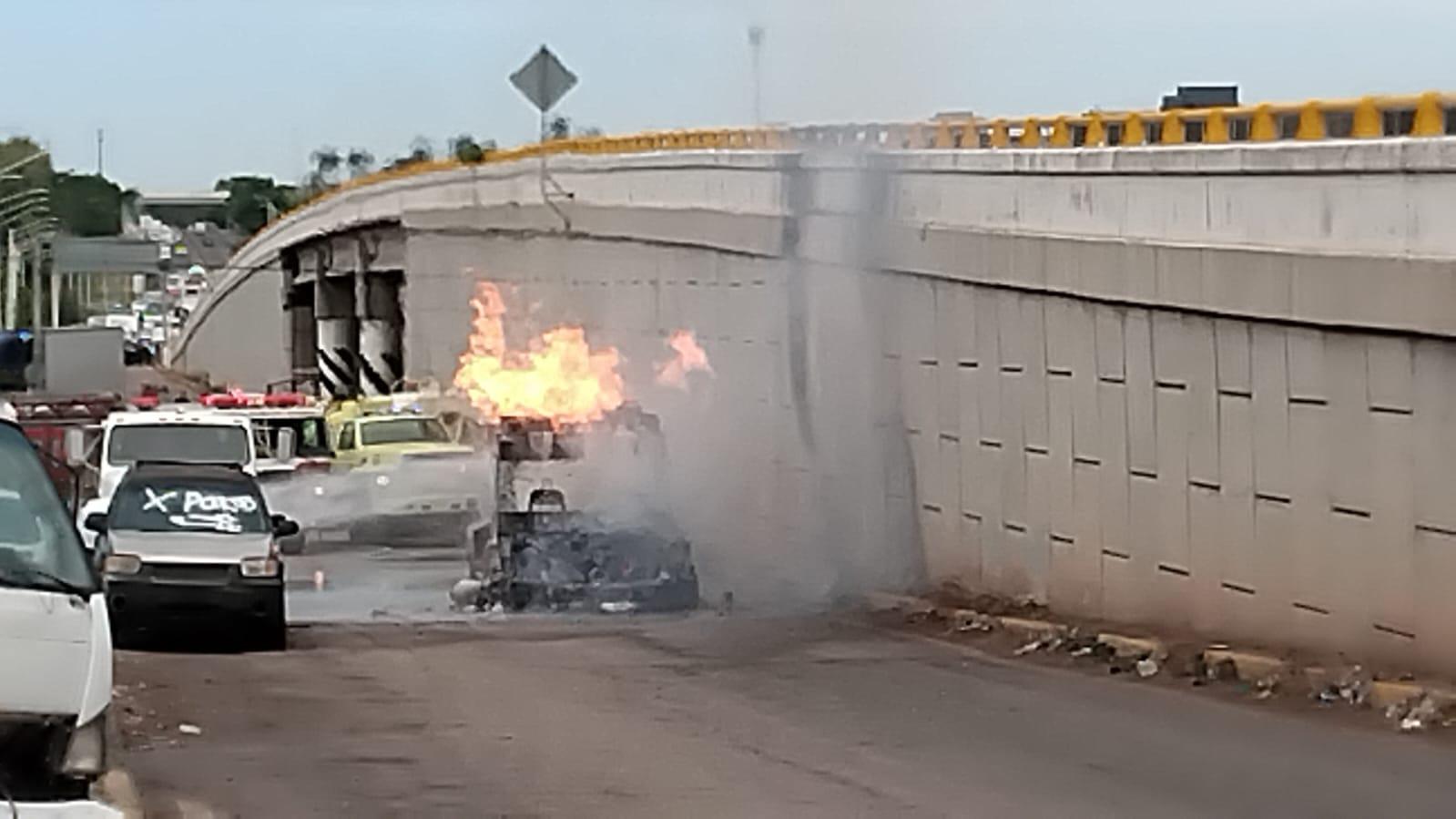 $!Arde camioneta con tanques de gas en La Costerita, en Culiacán