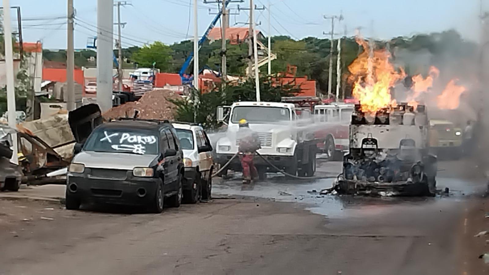 $!Arde camioneta con tanques de gas en La Costerita, en Culiacán