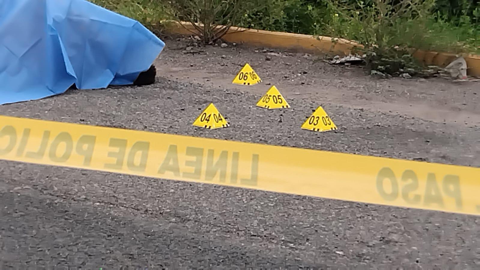 $!Localizan a un hombre sin vida y esposado sobre La Costerita, en Culiacán