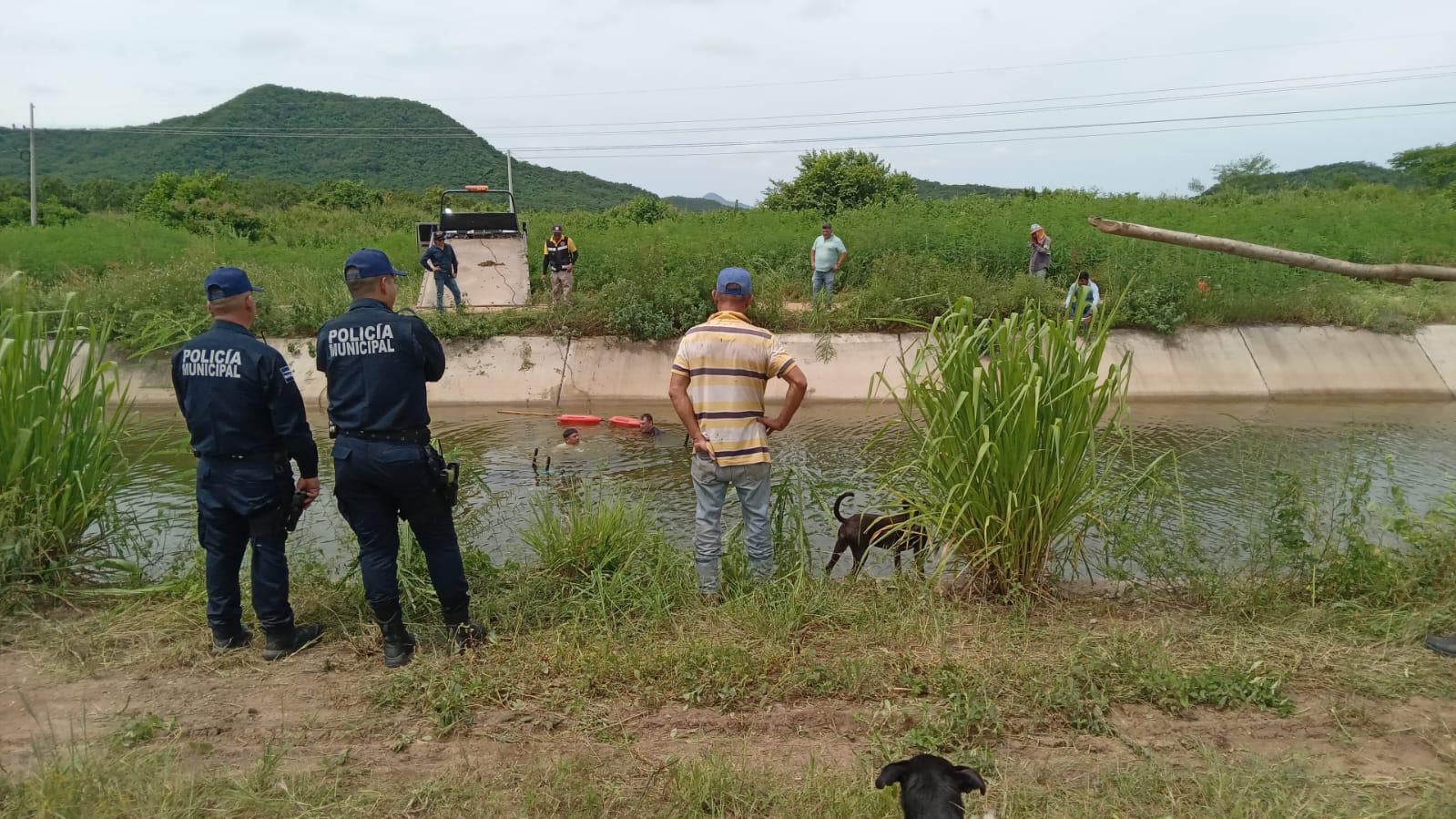 $!Muere trabajador al caer en canal de riego en Rosario