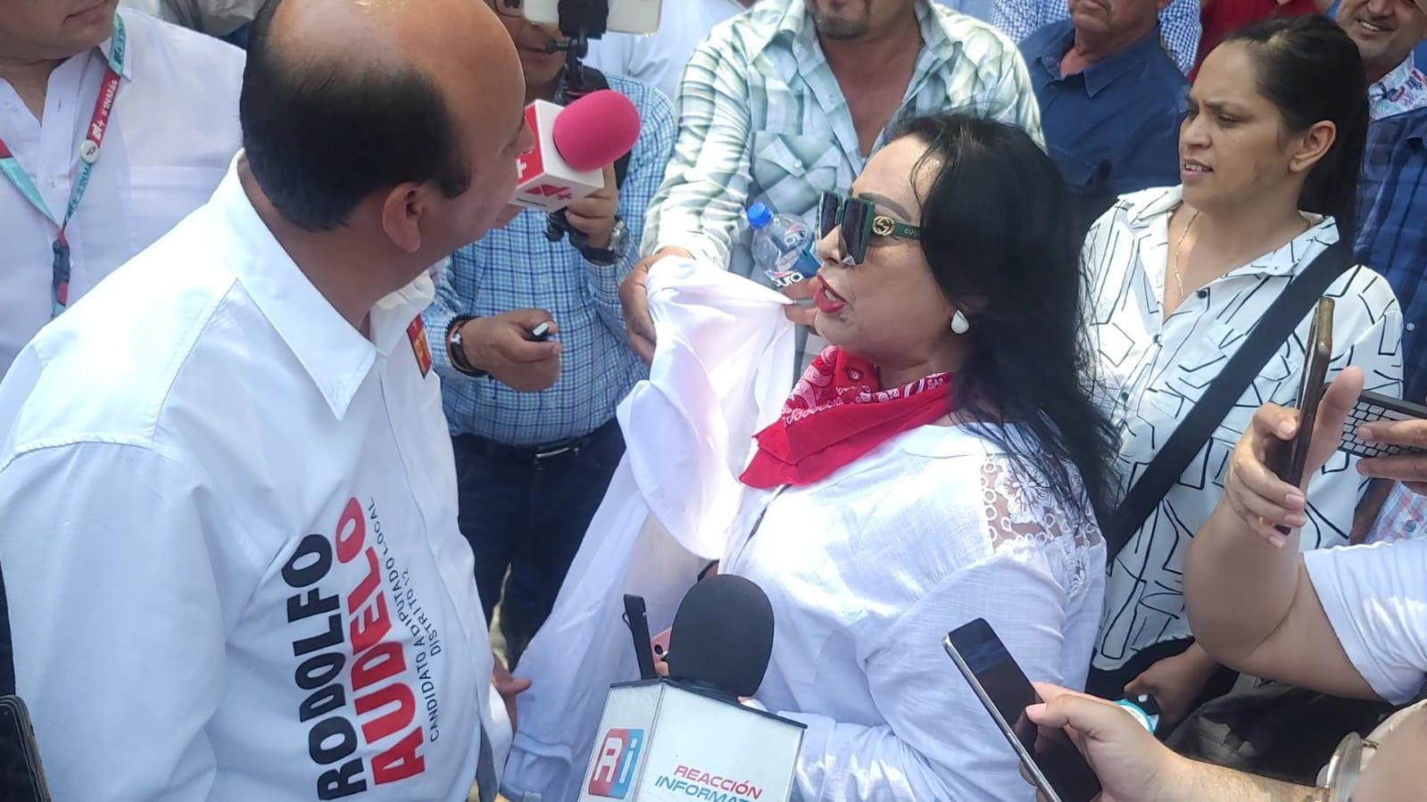 $!En medio de manifestación, candidato del PT confronta a productores