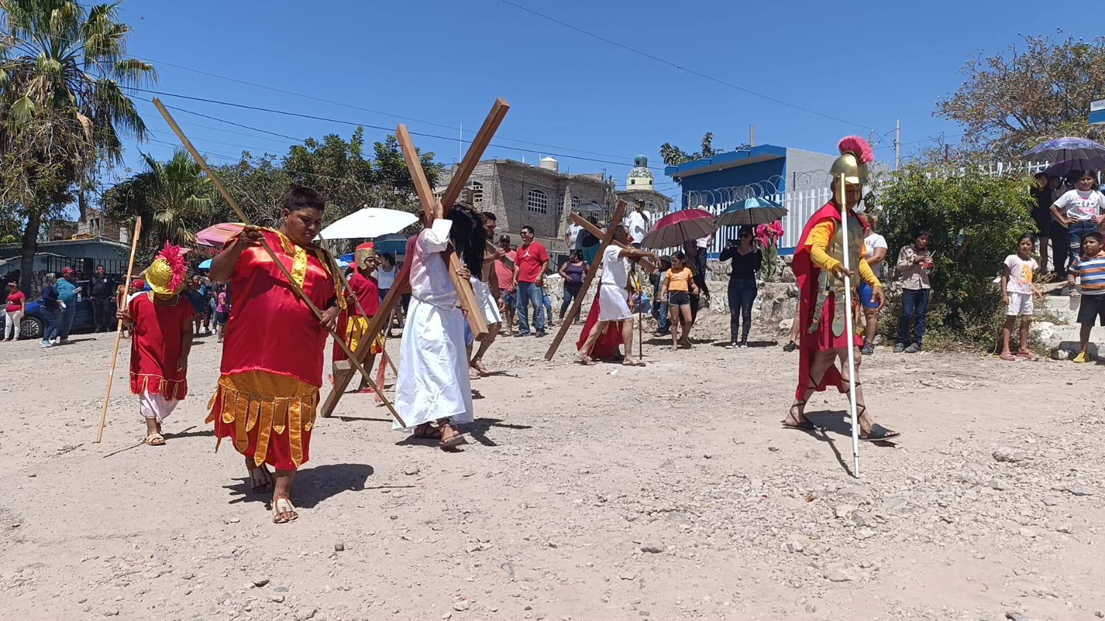 $!Con fervor recrean Viacrucis viviente en Escuinapa