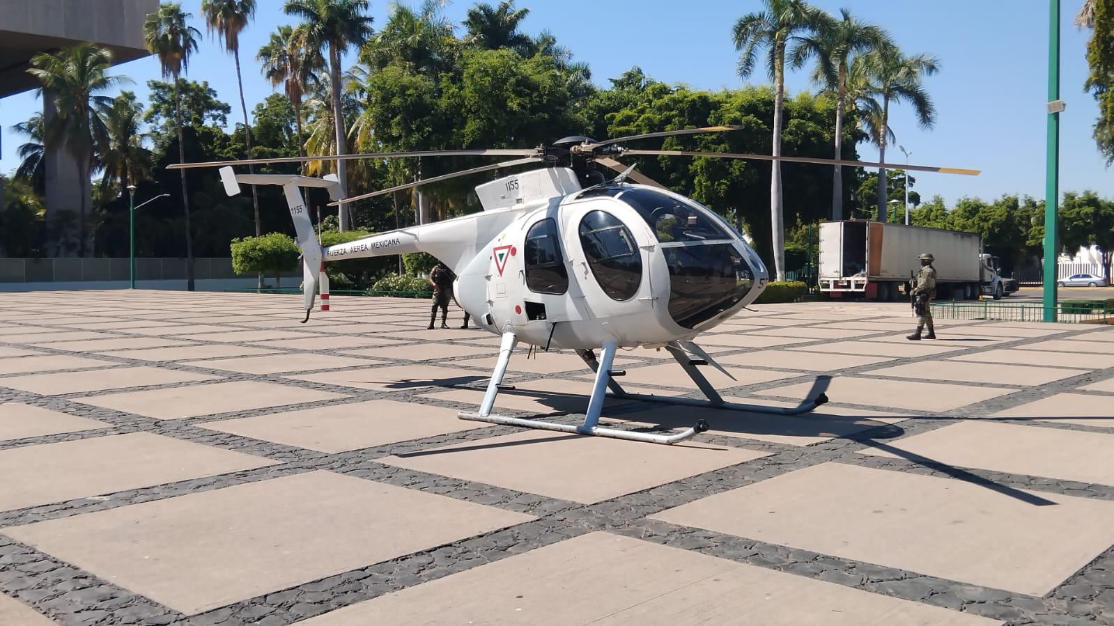 $!Con aterrizaje dos helicópteros, inicia instalación de exposición militar en Palacio de Gobierno