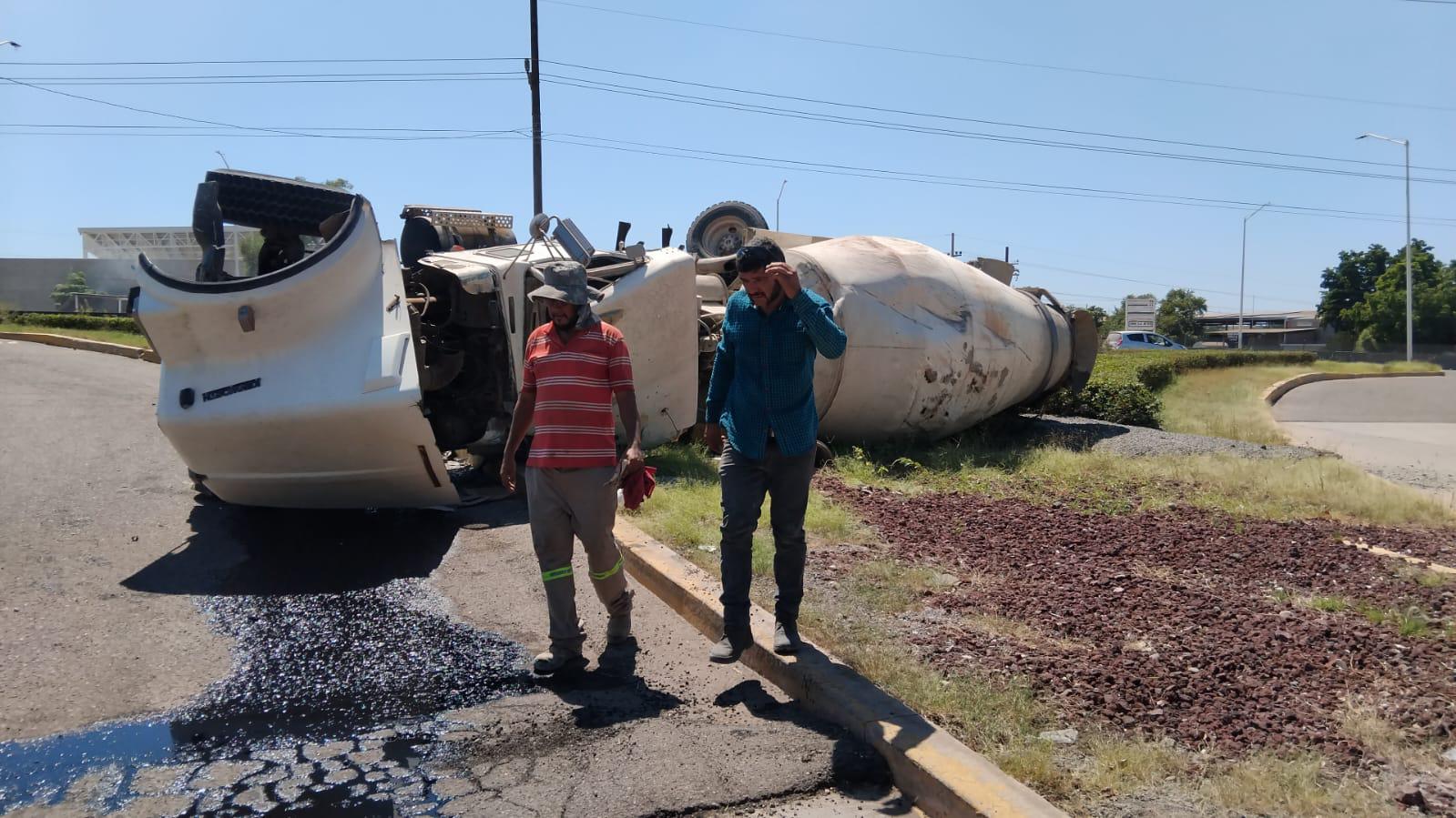 $!Vuelca camión mezclador de cemento en la entrada a Punta Azul, al sur de Culiacán