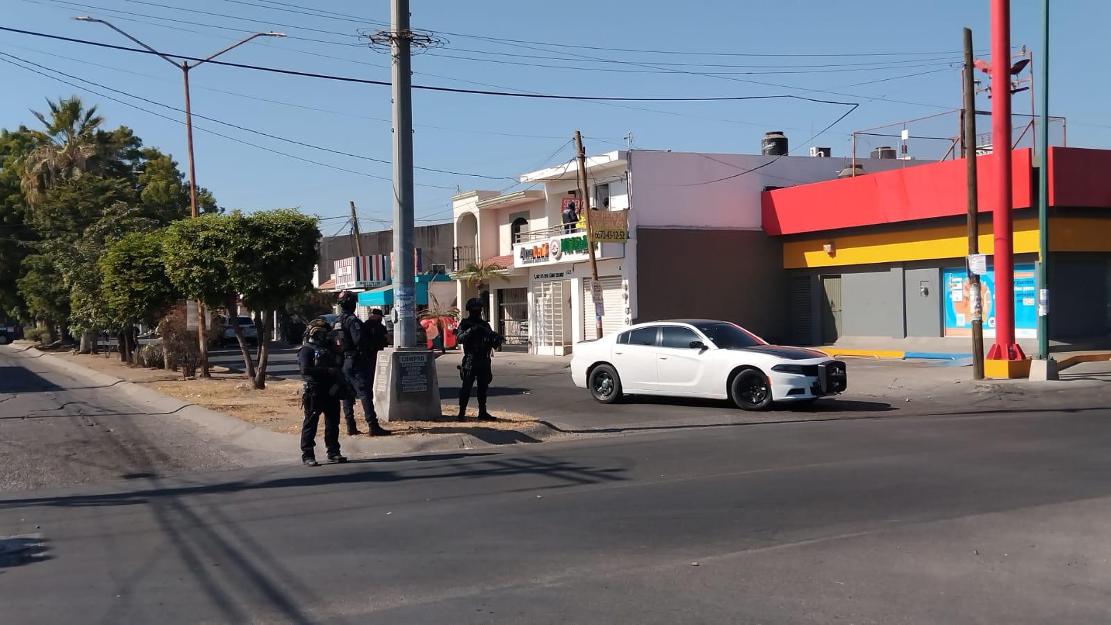 $!Fuerzas federales catean un local de Terranova, en Culiacán