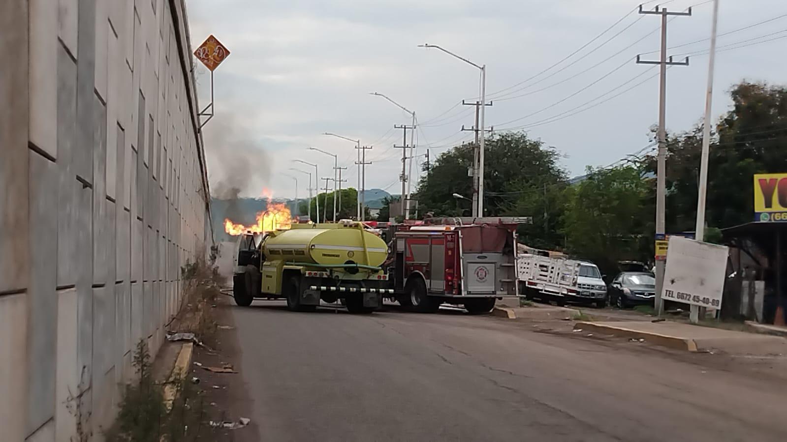 $!Arde camioneta con tanques de gas en La Costerita, en Culiacán