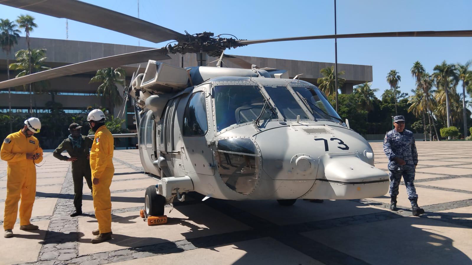 $!Con aterrizaje dos helicópteros, inicia instalación de exposición militar en Palacio de Gobierno