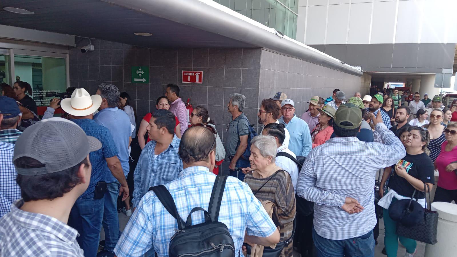 $!Toma del Aeropuerto de Culiacán enfrenta a manifestantes y pasajeros