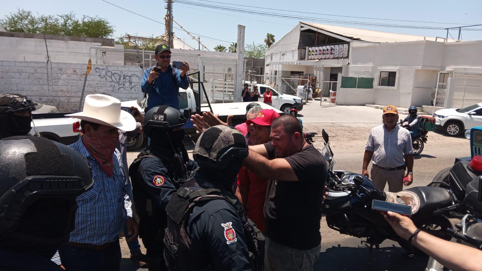 $!Mantienen policías bloqueos en la ‘Maquío’, Gas Valle y Las Torres en Culiacán, por productores