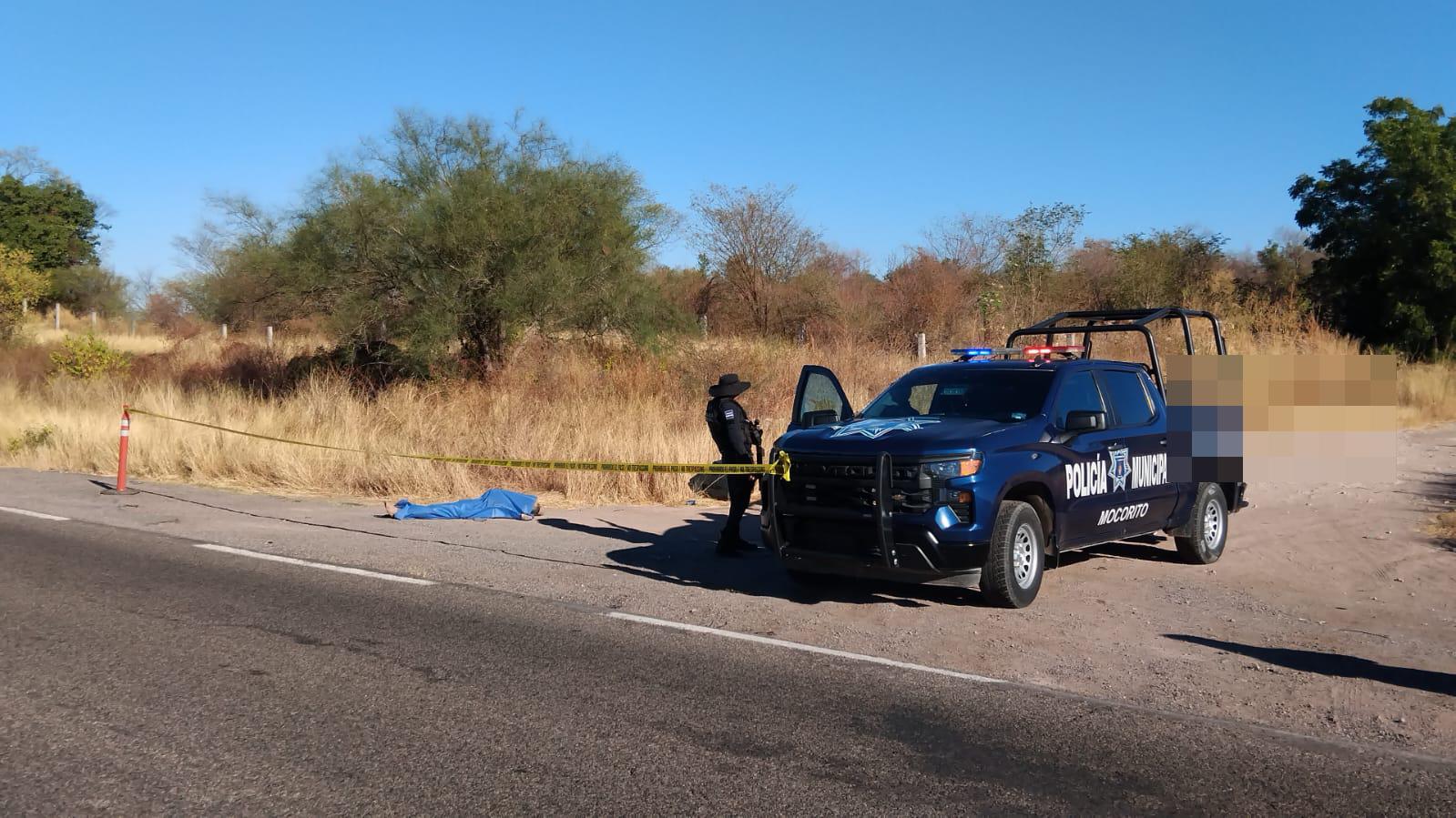 $!Localizan a hombre asesinado y esposado cerca de Pericos, Mocorito