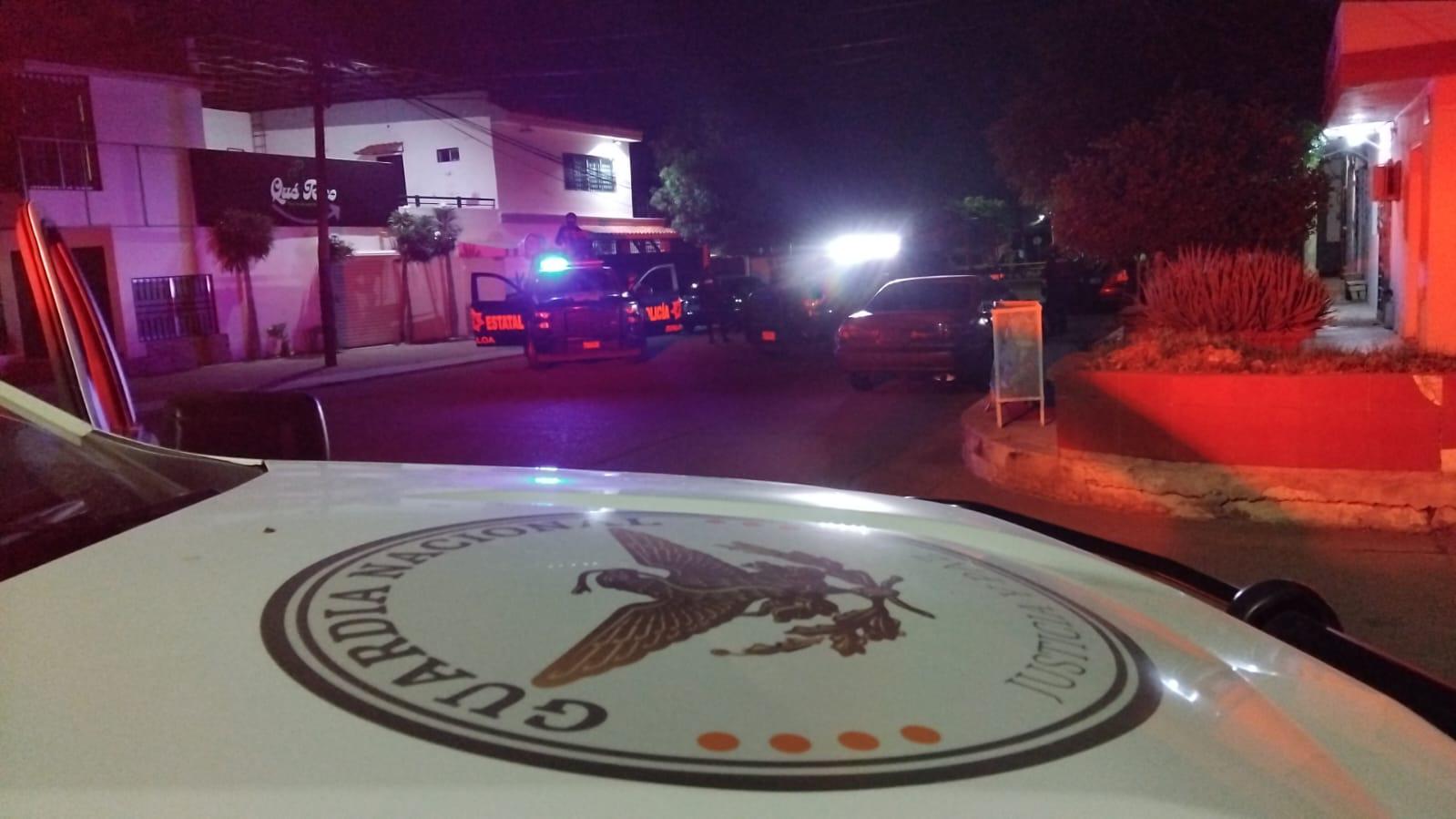 $!Reportan enfrentamiento en 3 colonias de Culiacán y encuentran auto con impactos de bala e indicios de persecución