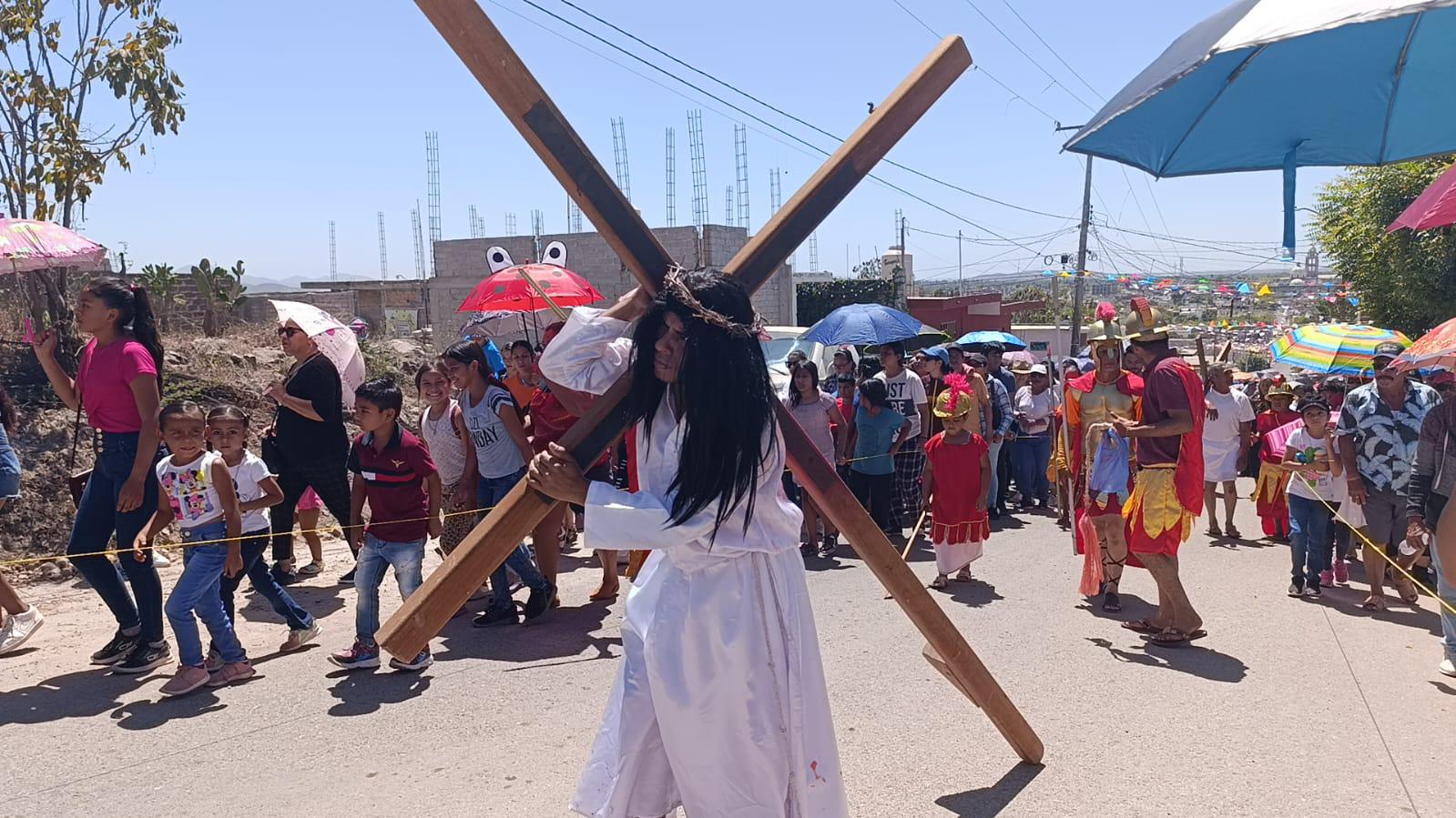 $!Con fervor recrean Viacrucis viviente en Escuinapa