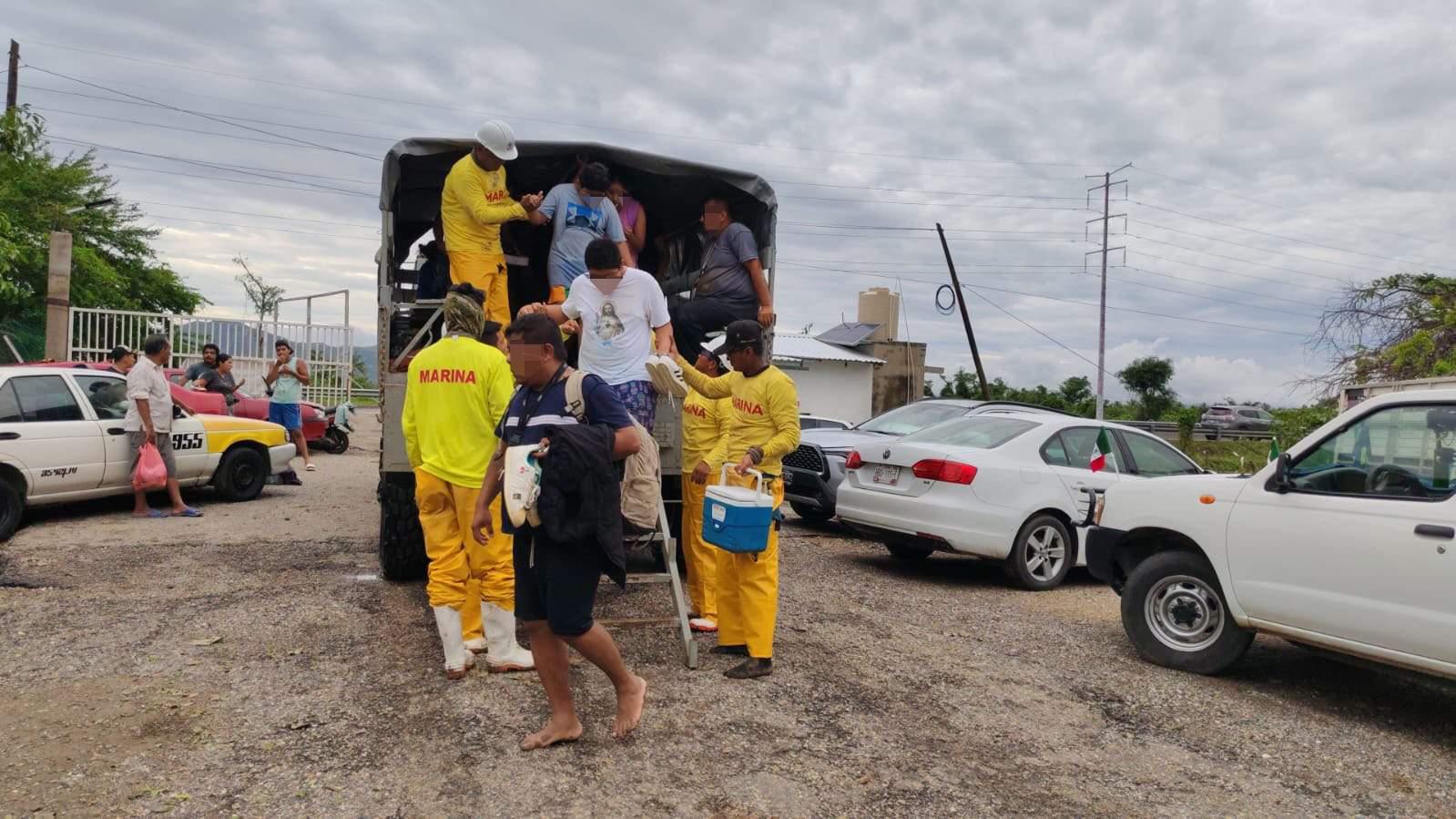 $!Marina suma 32 toneladas de insumos para llevar comida caliente a la población de Acapulco