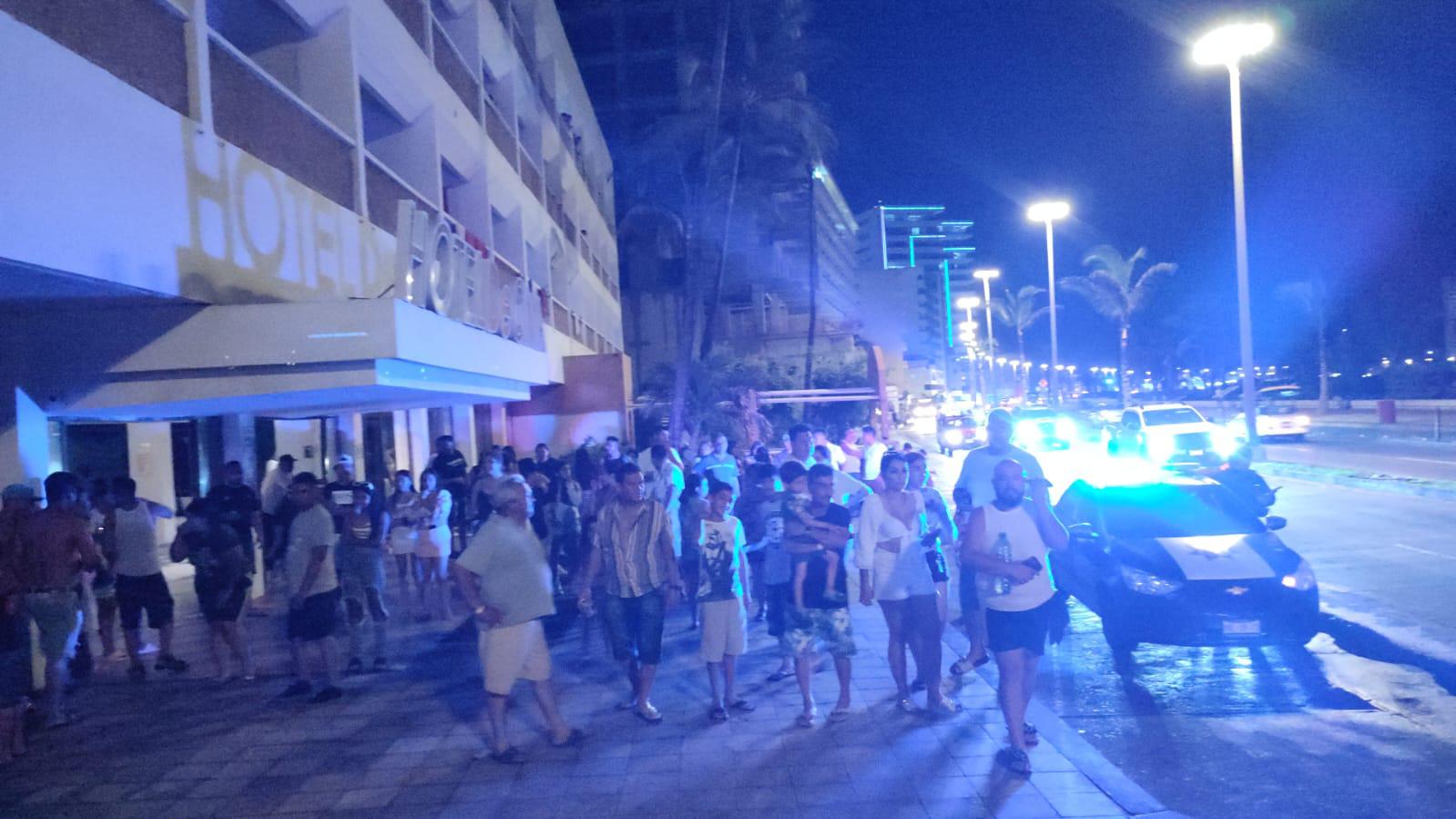 $!Huéspedes de hotel bloquean la Avenida del Mar por falta de luz