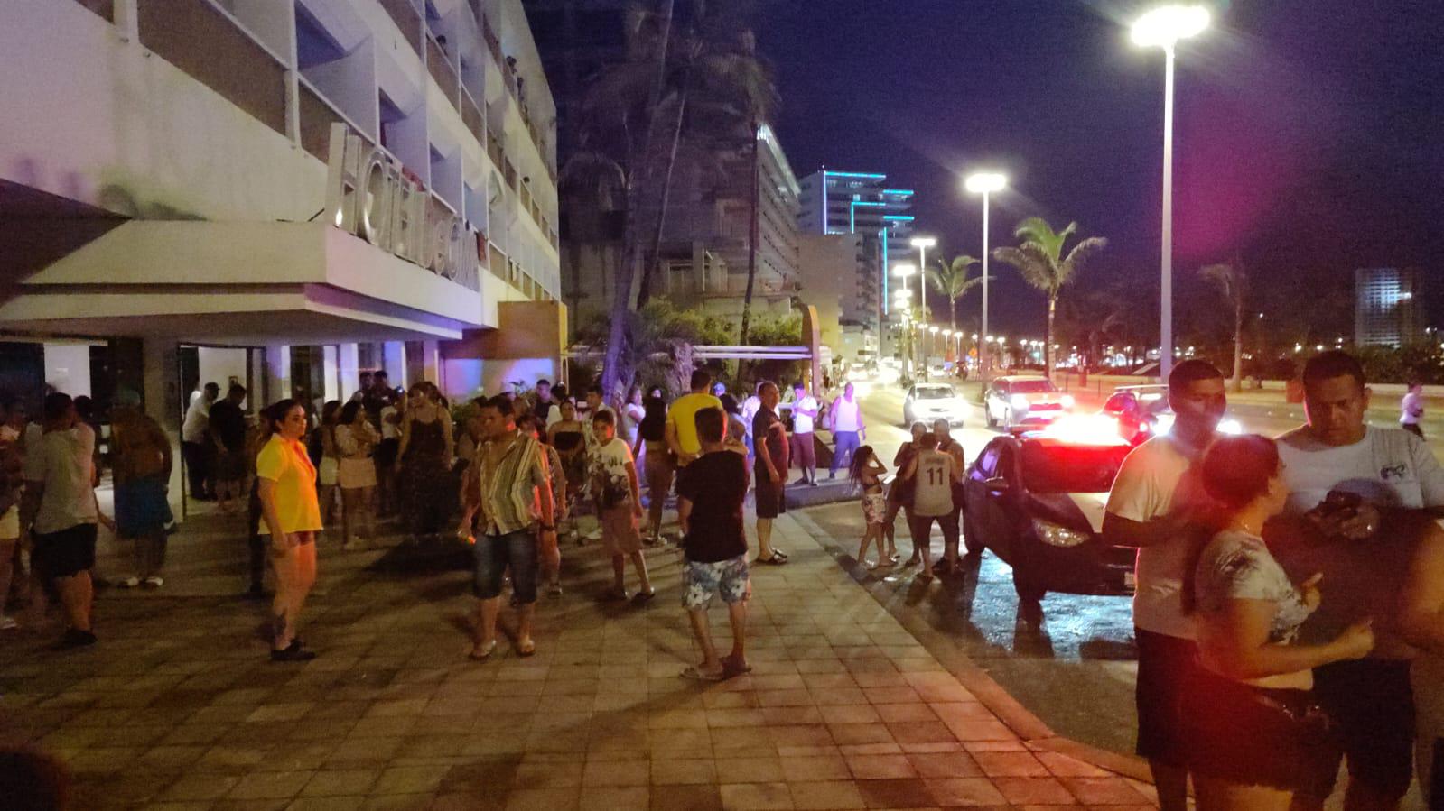 $!Huéspedes de hotel bloquean la Avenida del Mar por falta de luz