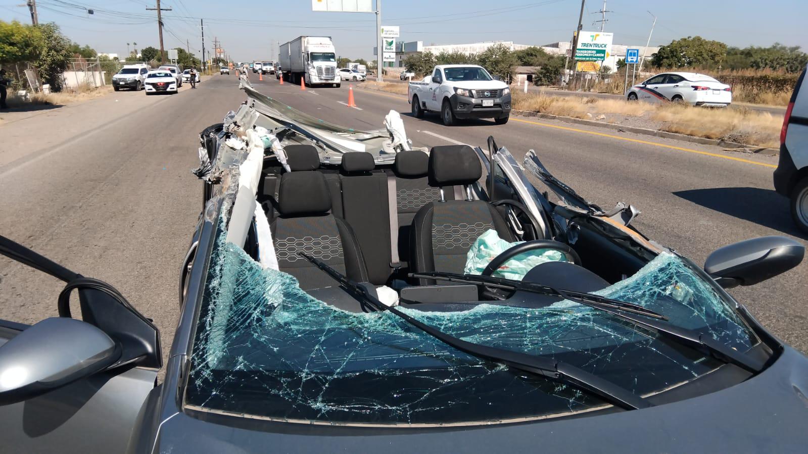 $!Conductor termina herido tras accidente por la México 15, en Culiacán; vehículo queda sin toldo