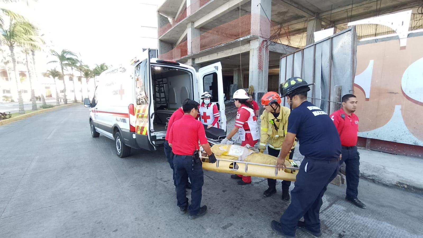 $!Trabajador cae desde el tercer piso de una construcción sobre el Paseo Claussen, en Mazatlán