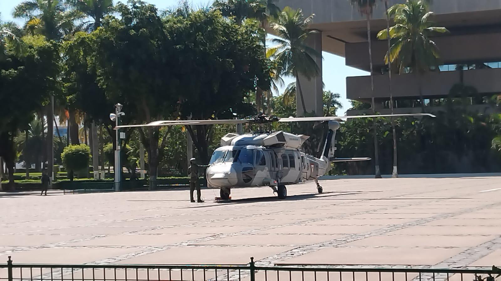 $!Con aterrizaje dos helicópteros, inicia instalación de exposición militar en Palacio de Gobierno