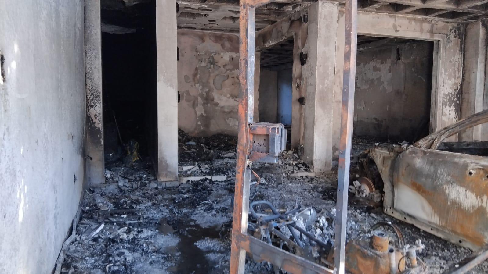 $!Así quedó la casa que atacaron e incendiaron el domingo en Colinas del Rey, en Culiacán