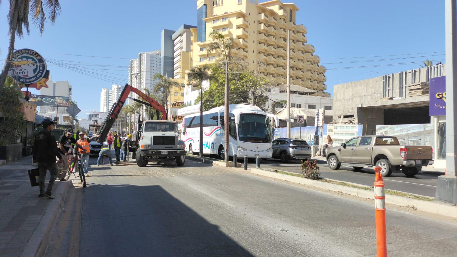 $!Habilitan doble sentido en carriles de norte a sur de la Avenida Camarón Sábalo