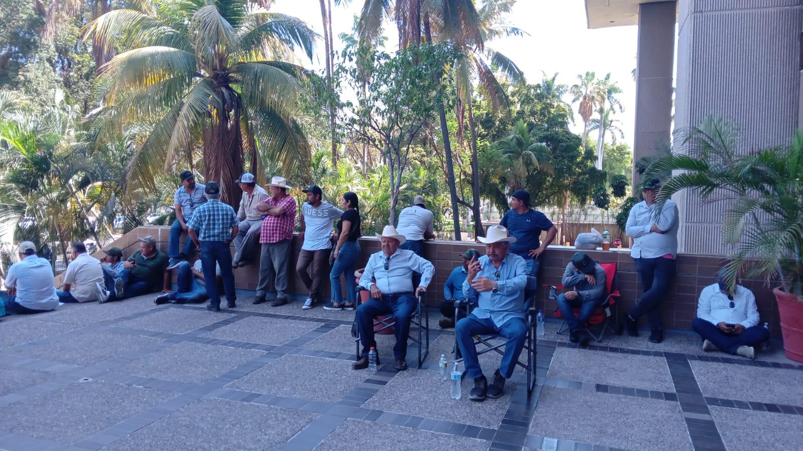 $!Productores de maíz se instalan en Palacio de Gobierno en señal de protesta por el precio del maíz