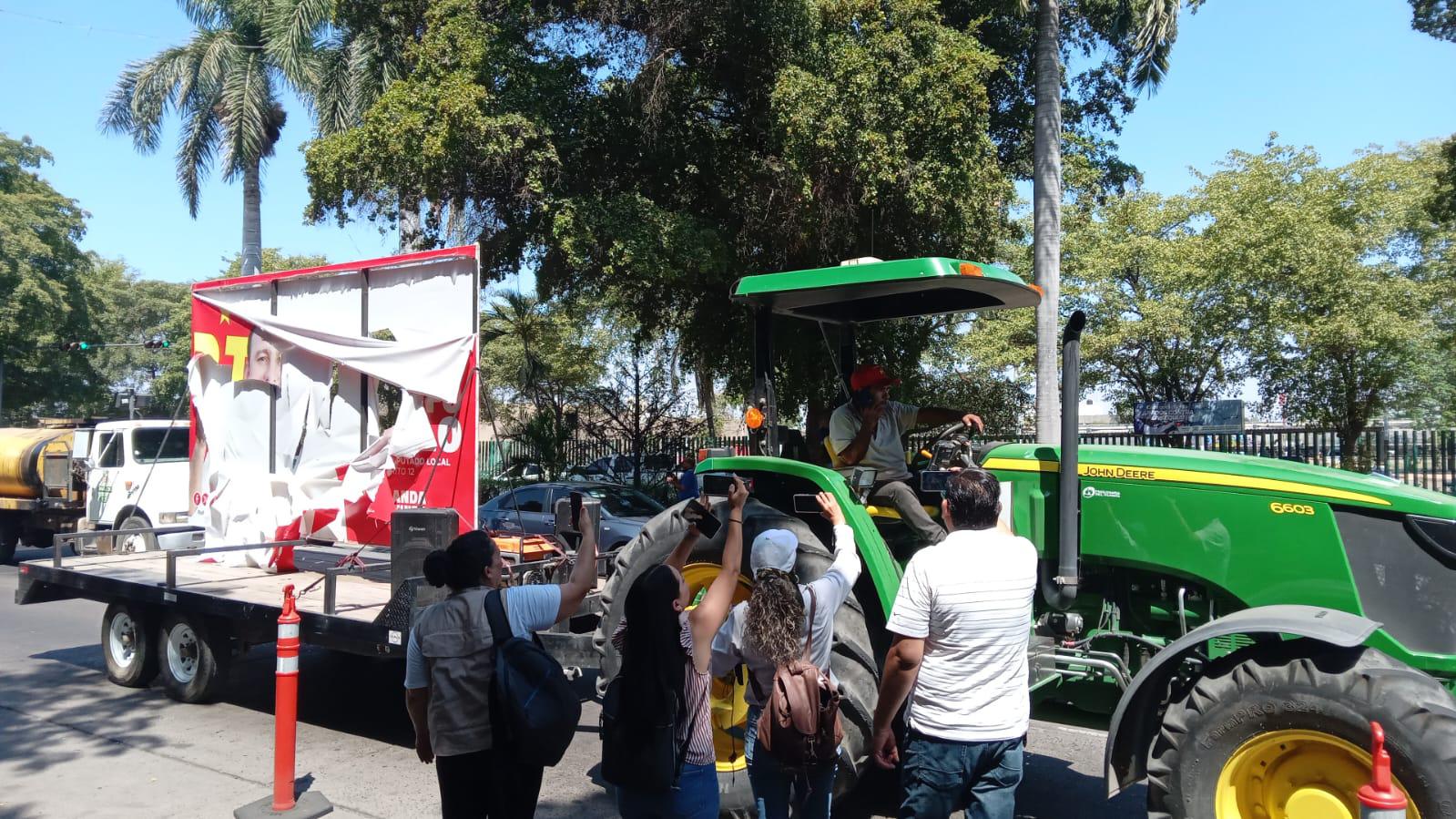 $!Productores de maíz se instalan en Palacio de Gobierno en señal de protesta por el precio del maíz