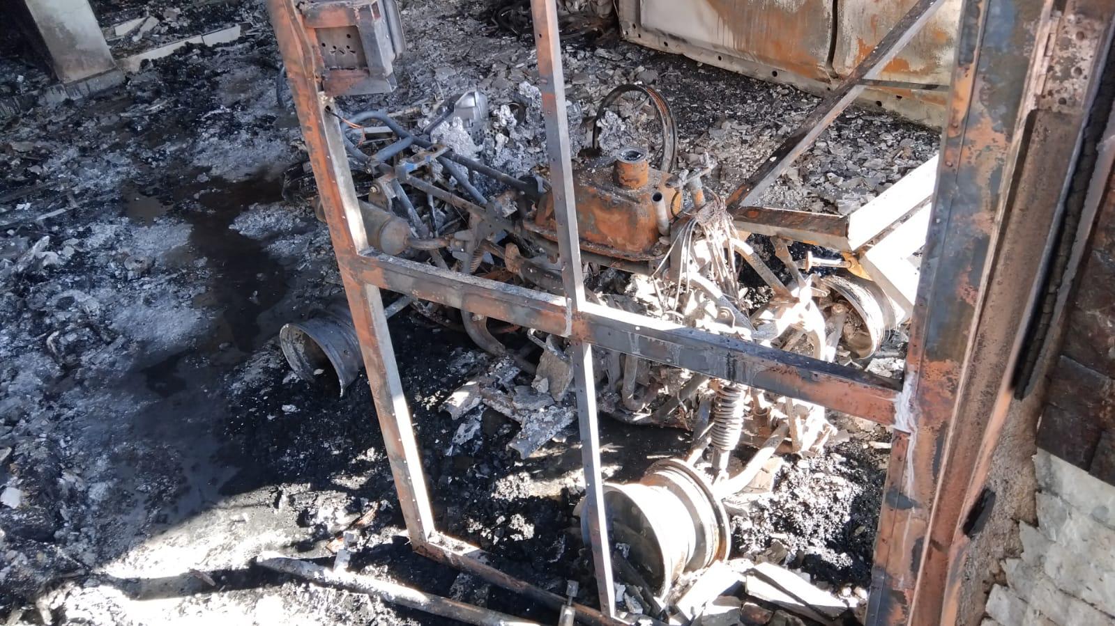 $!Así quedó la casa que atacaron e incendiaron el domingo en Colinas del Rey, en Culiacán