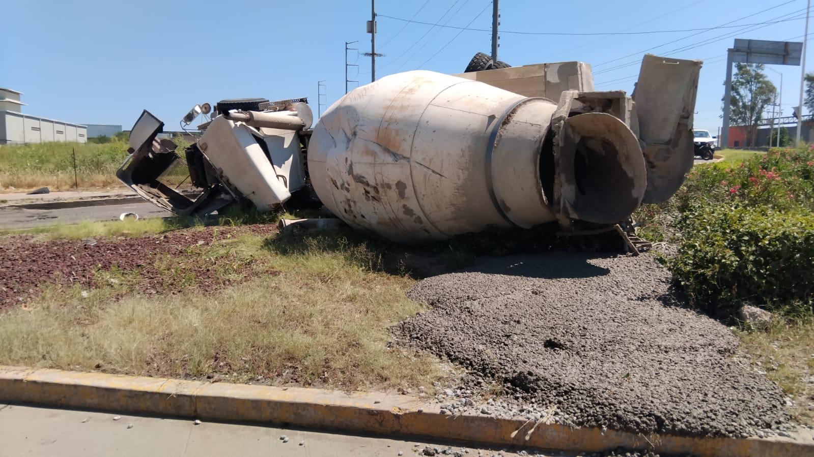 $!Vuelca camión mezclador de cemento en la entrada a Punta Azul, al sur de Culiacán