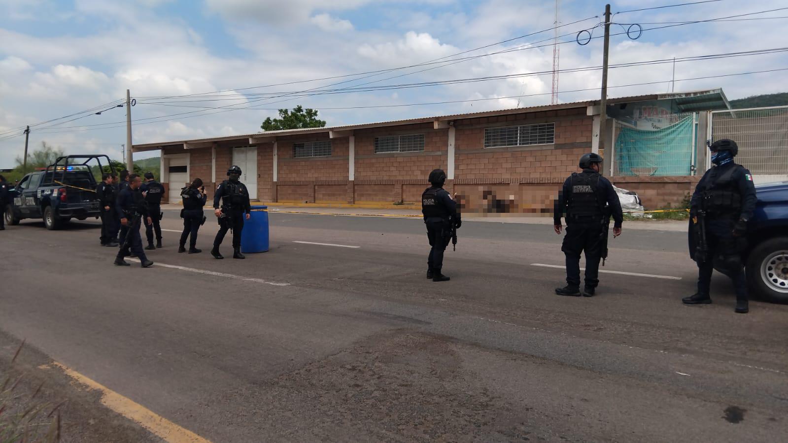 $!Hallan a 5 hombres asesinados, con los ojos encintados y con sombreros, al sur de Culiacán