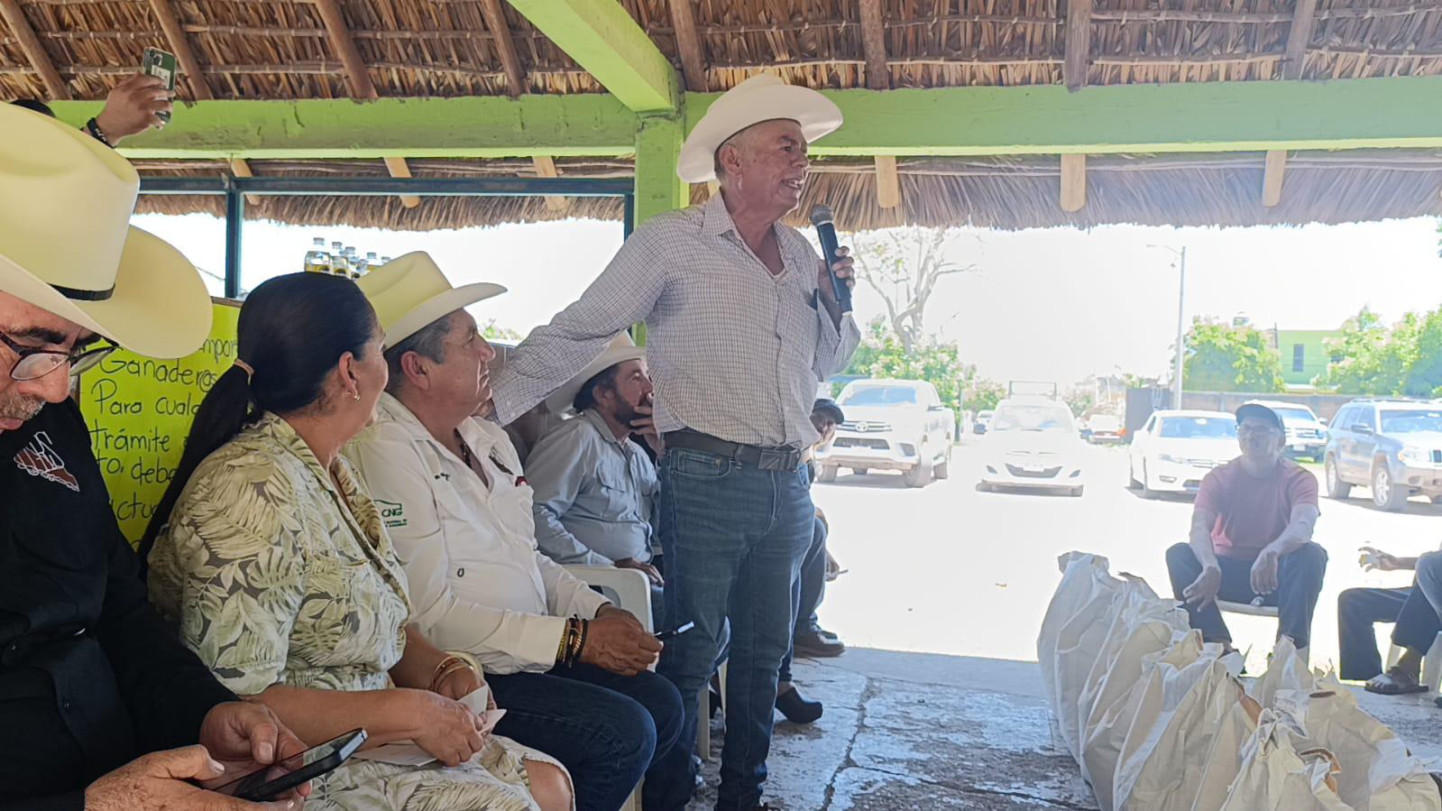 $!Reciben productores y ganaderos de Escuinapa 700 semillas de sorgo