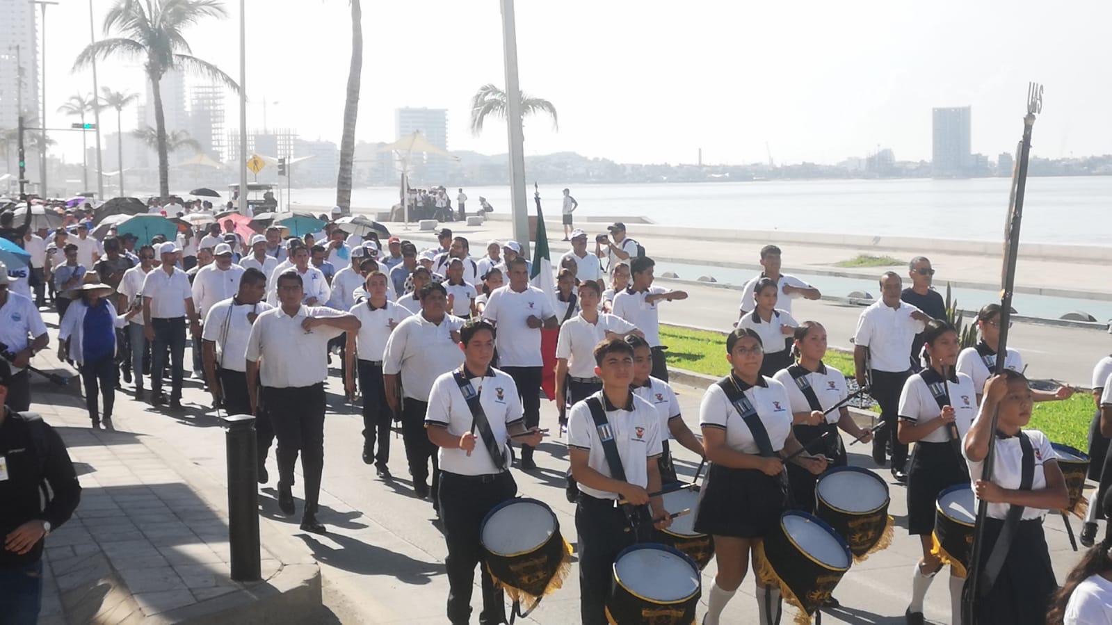 $!Marchan estudiantes de la UAS en Mazatlán tras separación del Rector