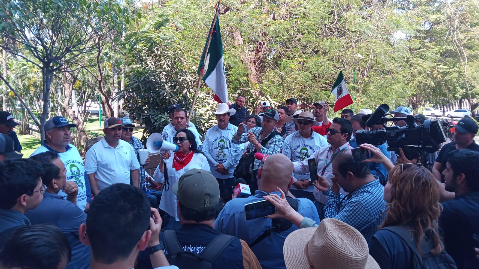 $!Productores de maíz se instalan en Palacio de Gobierno en señal de protesta por el precio del maíz