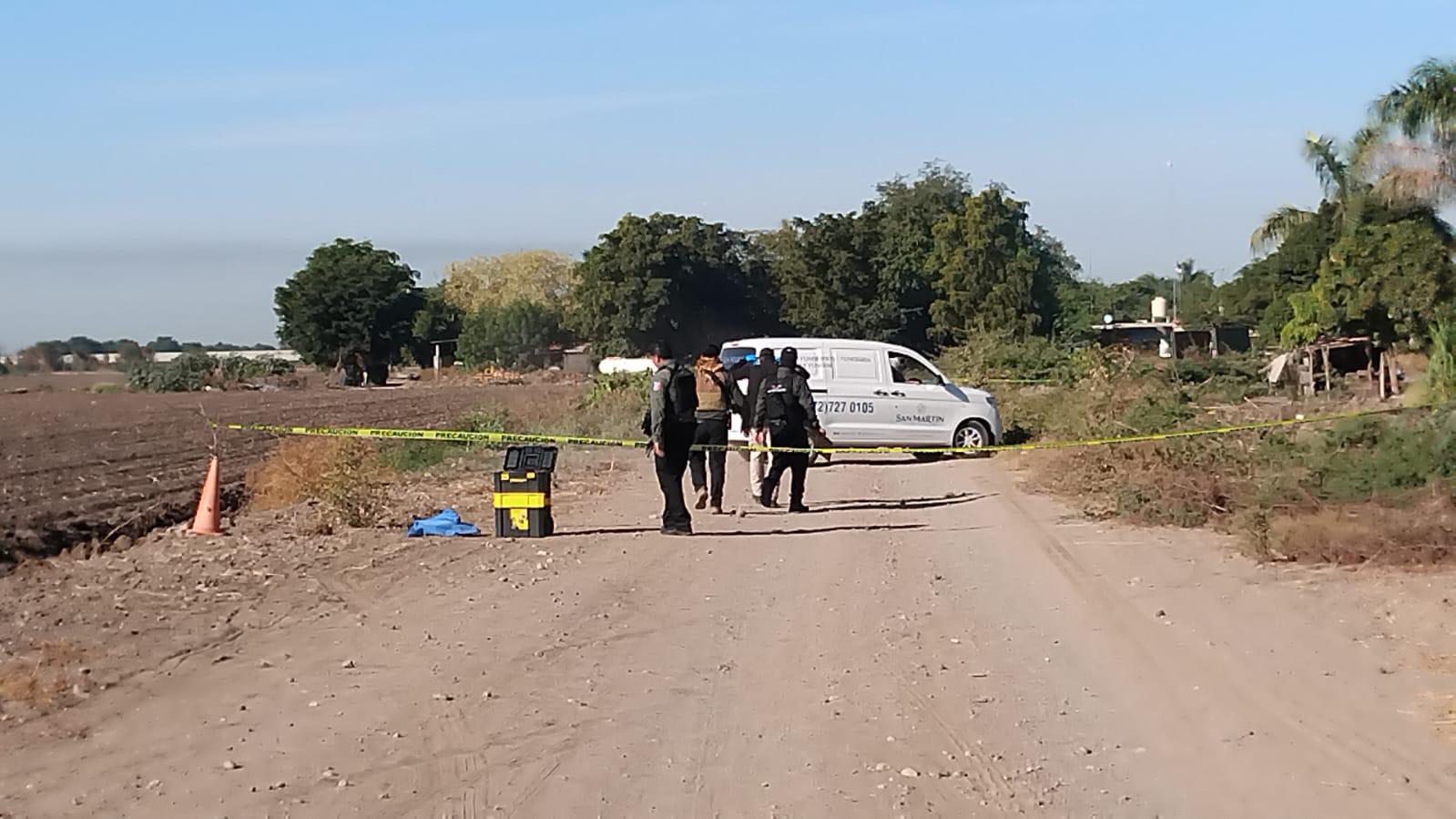 $!Hallan cuerpo de policía a las orillas de canal en Navolato