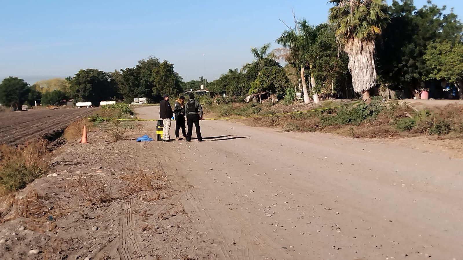 $!Hallan cuerpo de policía a las orillas de canal en Navolato