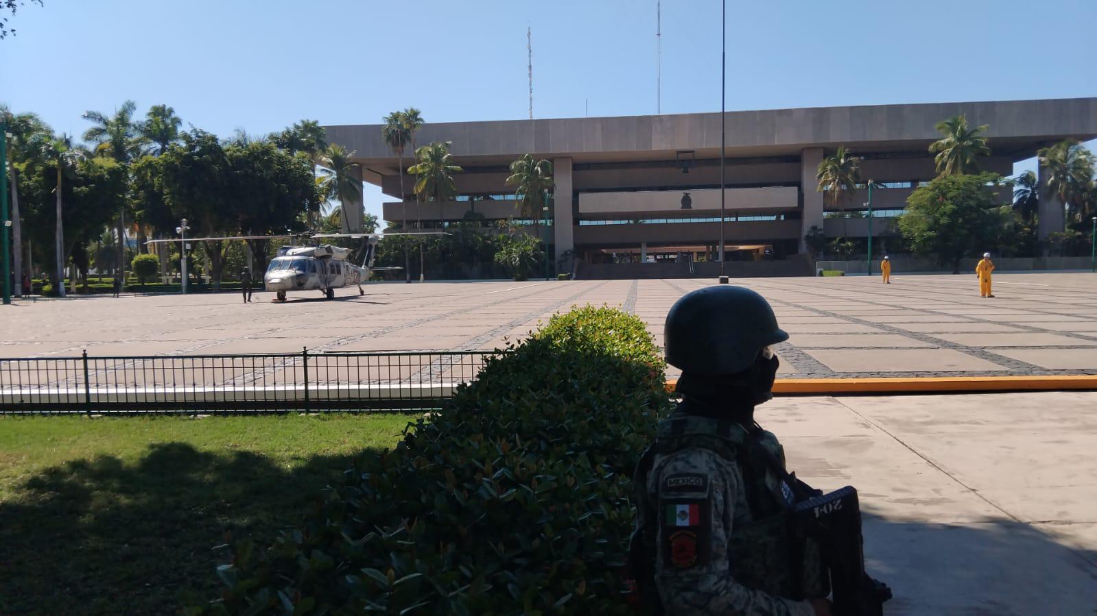 $!Con aterrizaje dos helicópteros, inicia instalación de exposición militar en Palacio de Gobierno