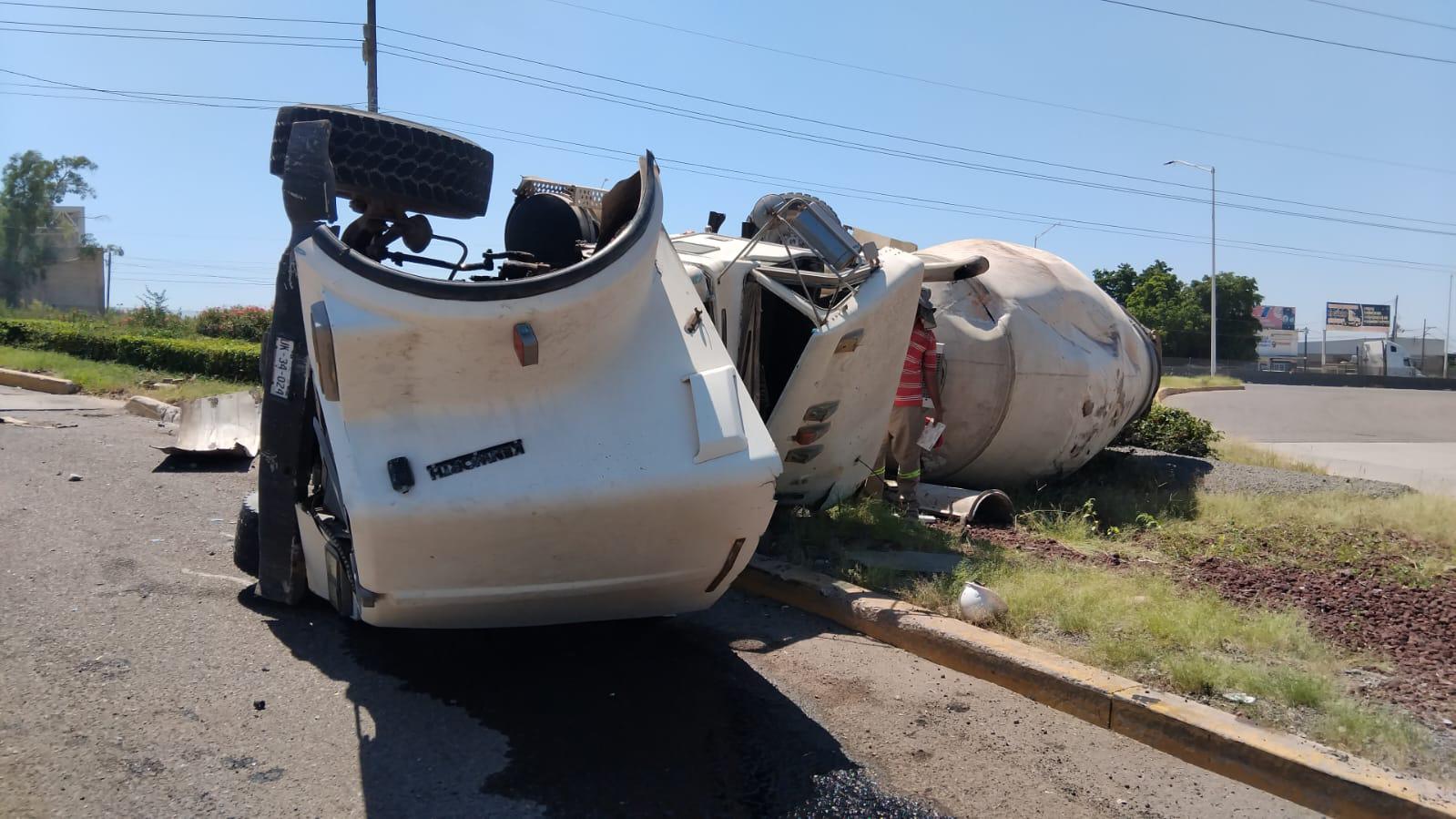 $!Vuelca camión mezclador de cemento en la entrada a Punta Azul, al sur de Culiacán