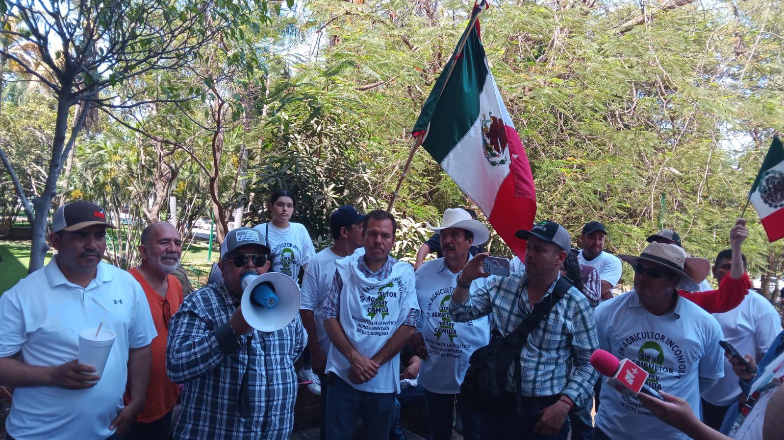 $!Productores de maíz se instalan en Palacio de Gobierno en señal de protesta por el precio del maíz