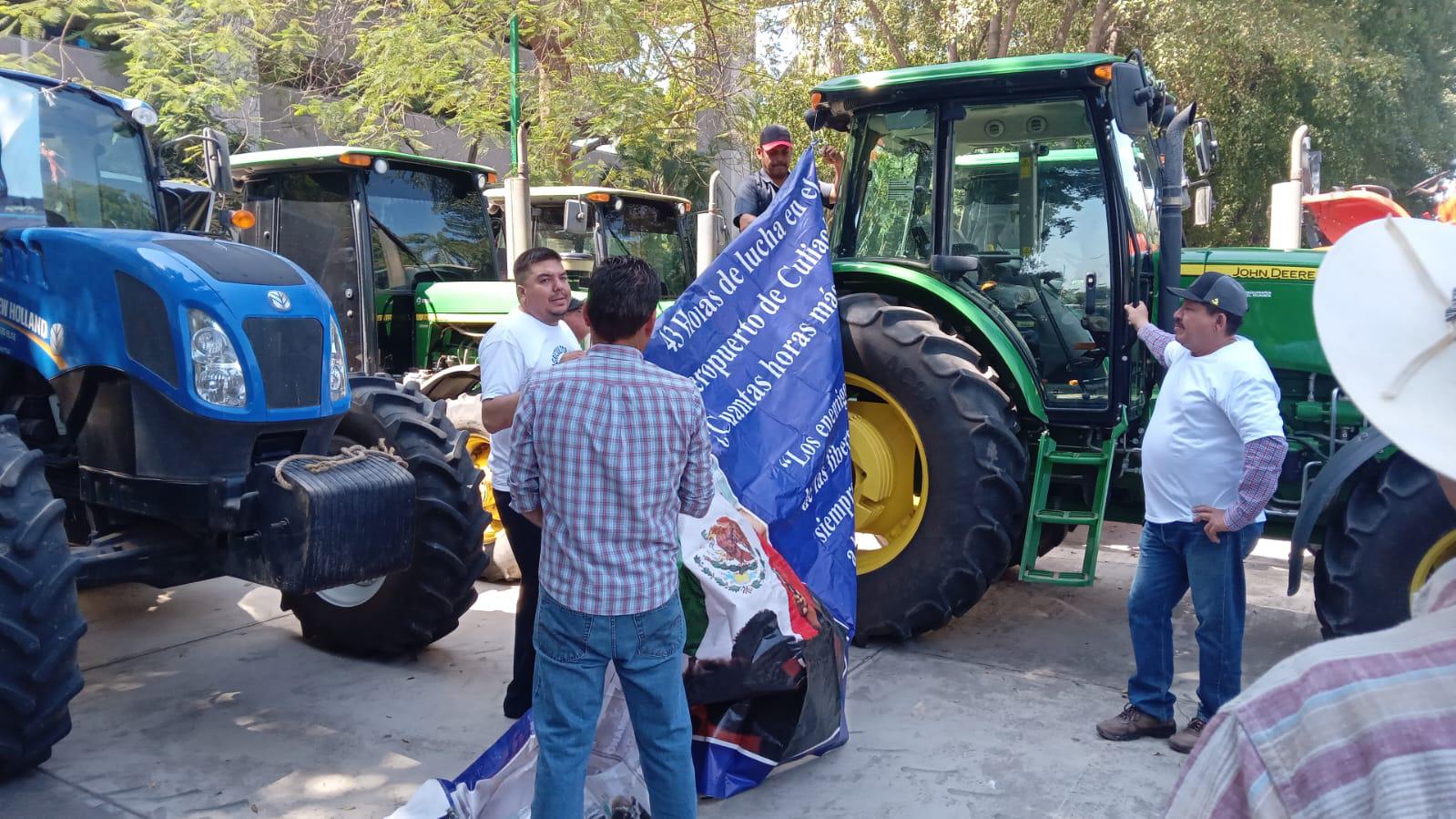 $!Productores de maíz se instalan en Palacio de Gobierno en señal de protesta por el precio del maíz