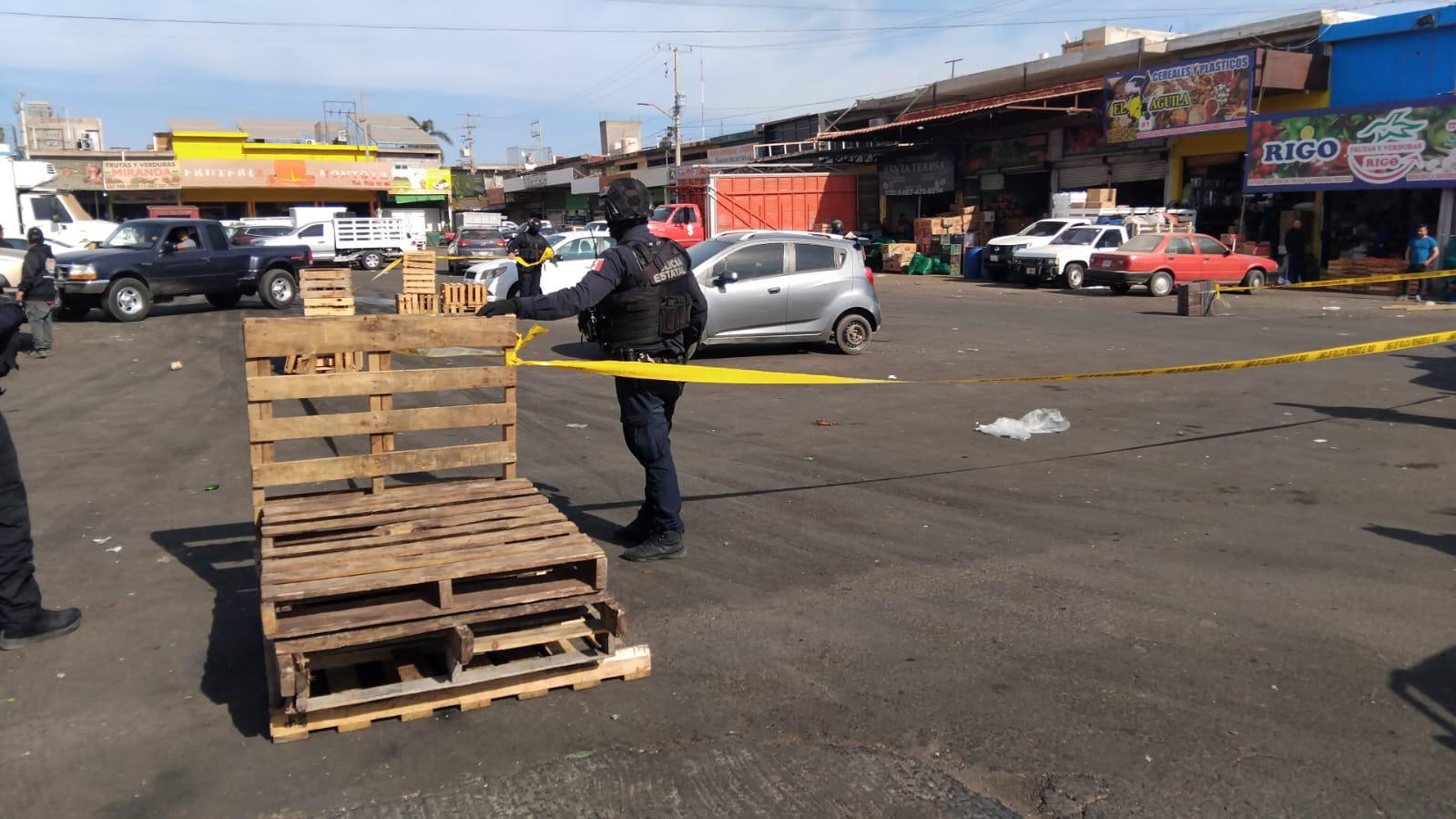 $!Persecución deja un auto baleado dentro del Mercado de Abastos de Culiacán