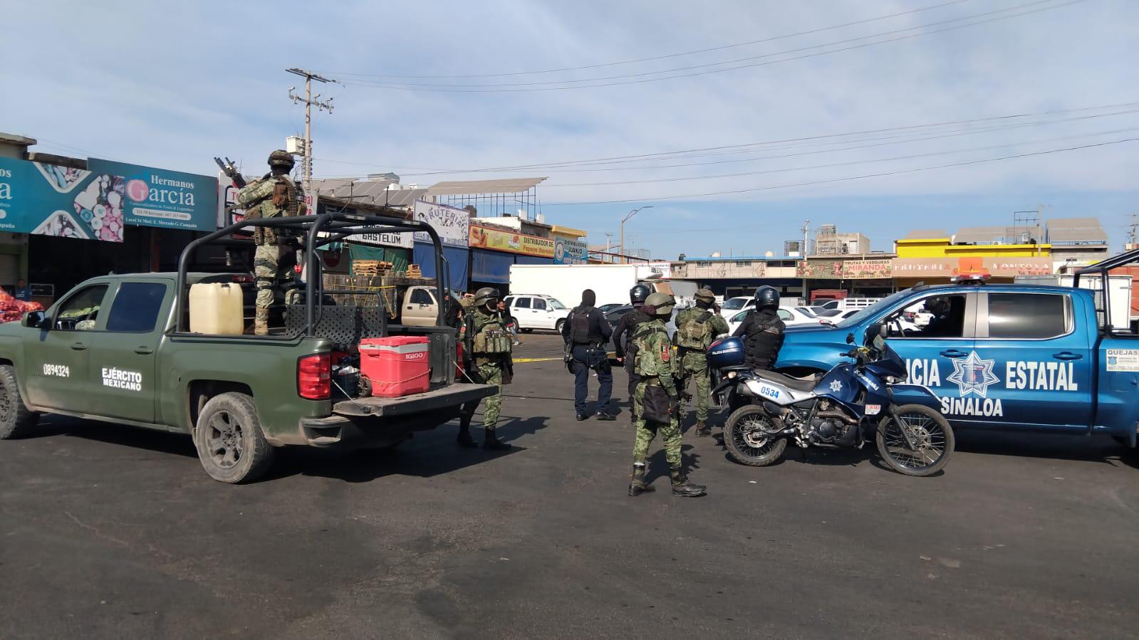 $!Persecución deja un auto baleado dentro del Mercado de Abastos de Culiacán