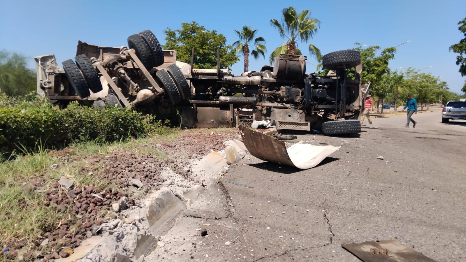 $!Vuelca camión mezclador de cemento en la entrada a Punta Azul, al sur de Culiacán