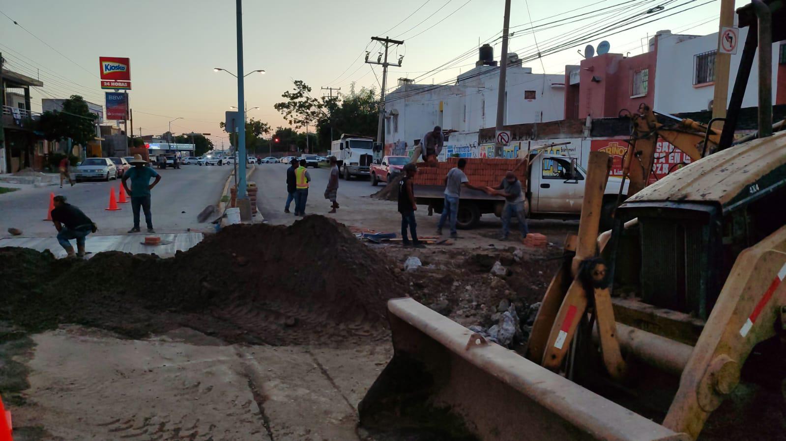 $!Imposible circular por calles y avenidas de Mazatlán; ahora ‘ahorcan’ el crucero de Santa Rosa y Mazatlán