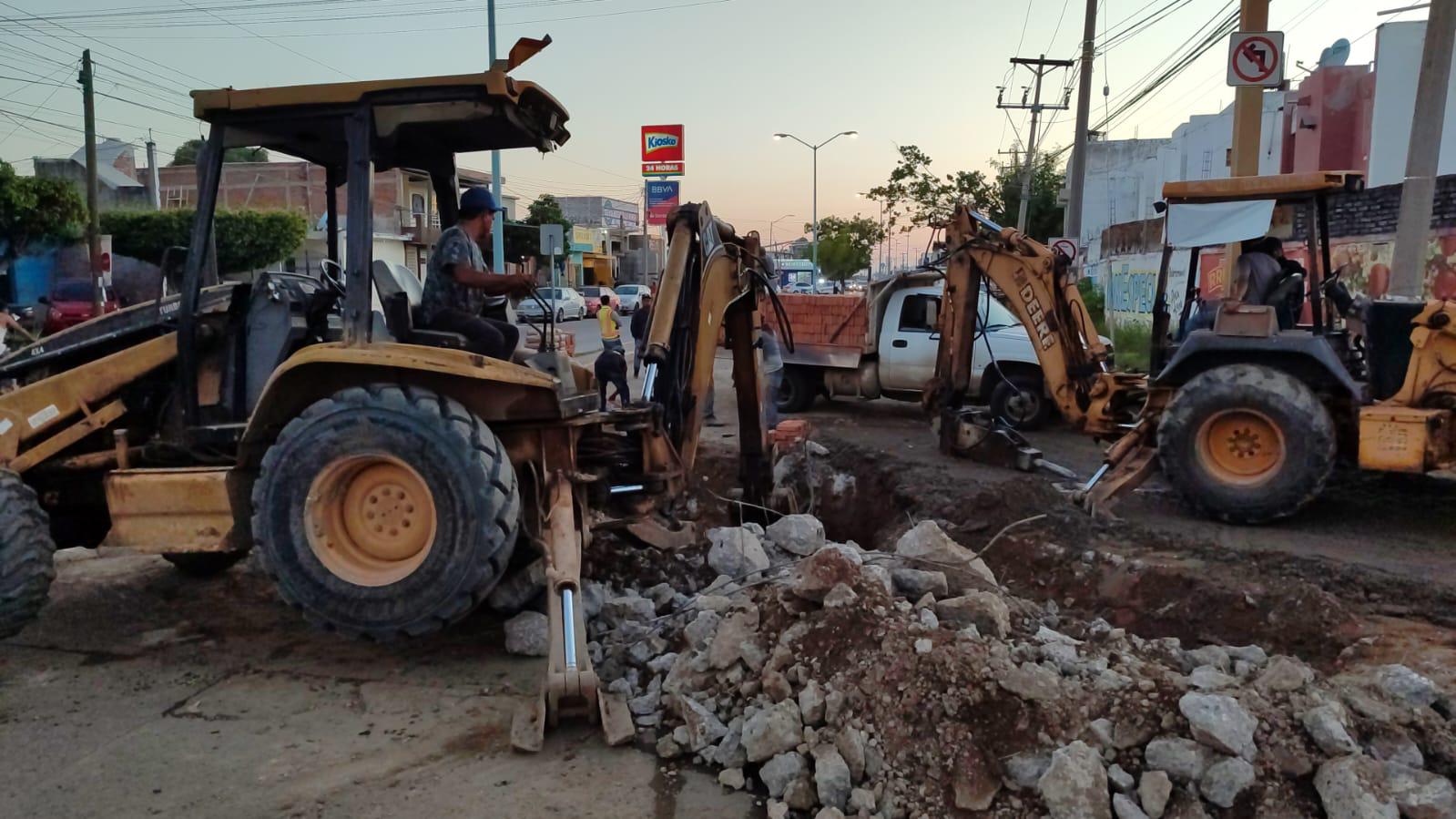 $!Imposible circular por calles y avenidas de Mazatlán; ahora ‘ahorcan’ el crucero de Santa Rosa y Mazatlán